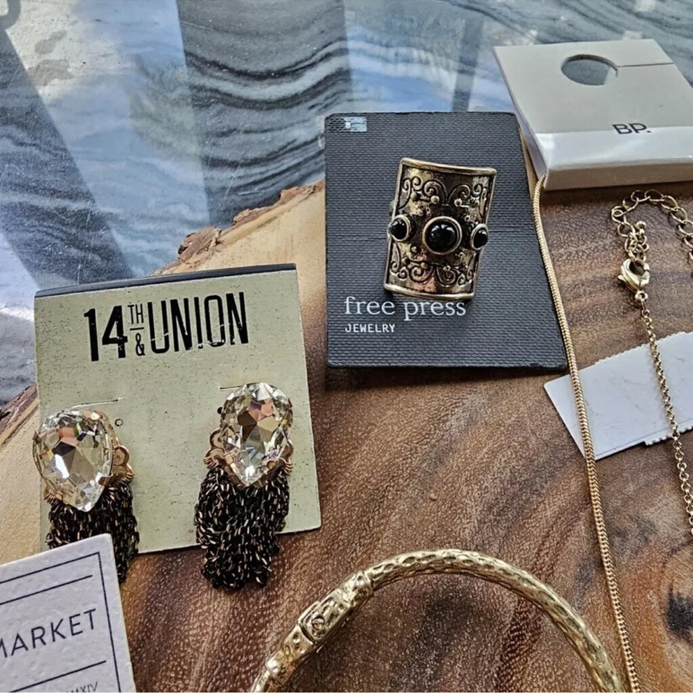Nordstrom’s/Macy’s/Kohl’s Lot of Jewelry  Rings,Bracelets,Earring and Necklace. - Picture 4 of 6